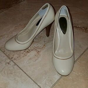 NWOT Fitzwell size 7 beige pumps